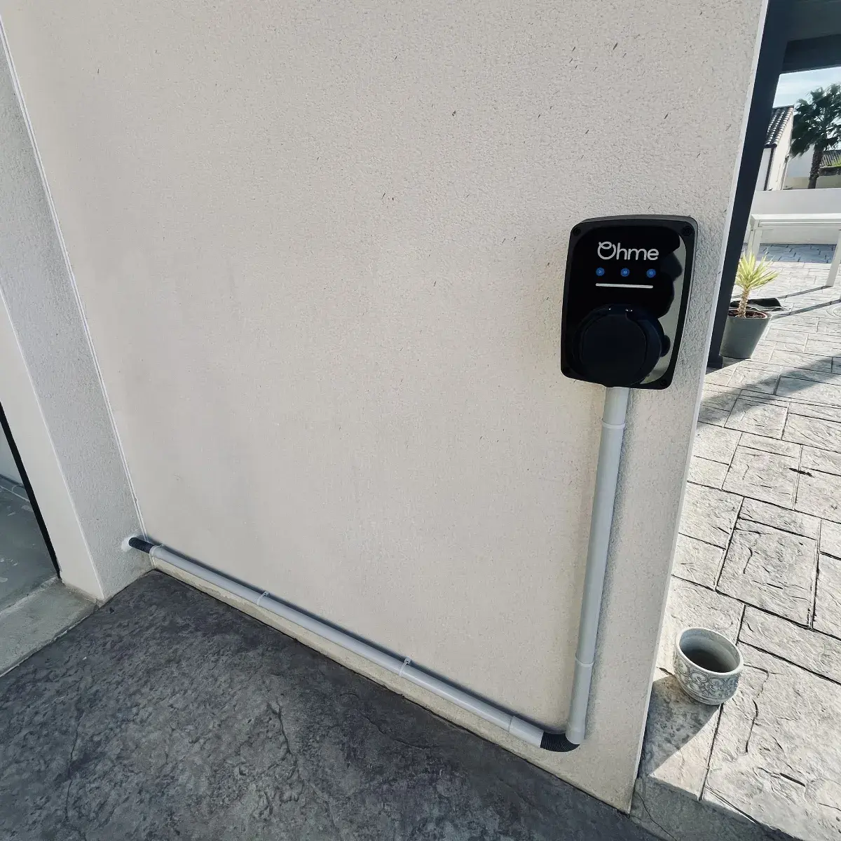 Borne de recharge installée dans garage particulier par AFFRA Réseaux